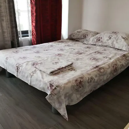 Lakeview Apartment *