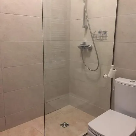 Lakeview Apartment *